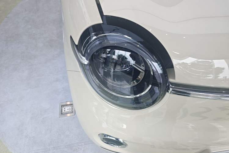 Used Wuling Hongguang MINIEV 2026 Model Fifth Generation, 301km Deluxe Edition Right Front Headlight