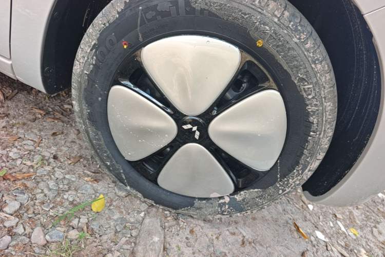 Used Wuling Hongguang MINIEV 2026 Model Fifth Generation, 301km Deluxe Edition Right Front Wheel Hub