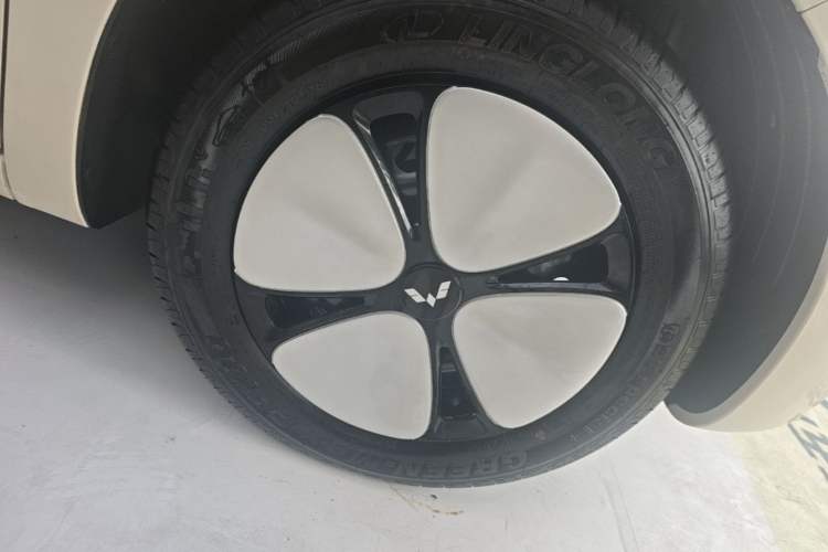 Used Wuling Hongguang MINIEV 2026 Model Fifth Generation, 301km Deluxe Edition Right Front Wheel Hub