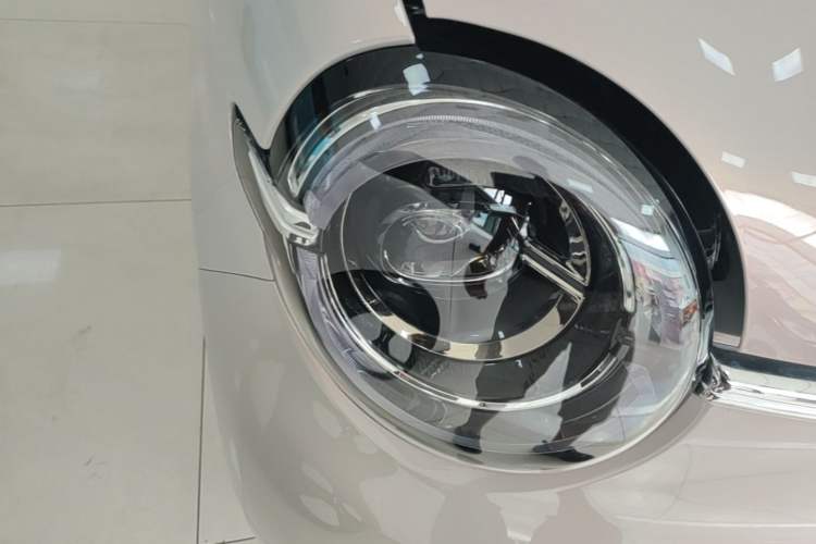 Used Wuling Hongguang MINIEV 2026 Model Fifth Generation, 301km Deluxe Edition Right Front Headlight
