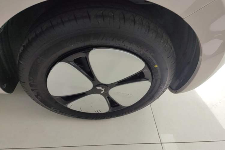 Used Wuling Hongguang MINIEV 2026 Model Fifth Generation, 301km Deluxe Edition Right Front Wheel Hub
