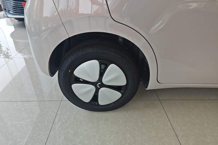 Used Wuling Hongguang MINIEV 2026 Model Fifth Generation, 301km Deluxe Edition Right Rear Wheel Hub
