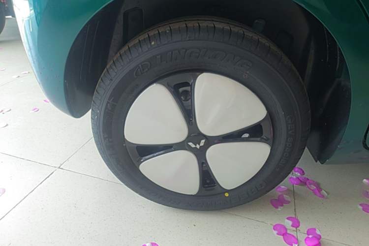 Used Wuling Hongguang MINIEV 2026 Model Fifth Generation, 301km Deluxe Edition Right Rear Wheel Hub