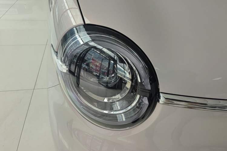 Used Wuling Hongguang MINIEV 2026 Model Fifth Generation, 301km Deluxe Edition Right Front Headlight