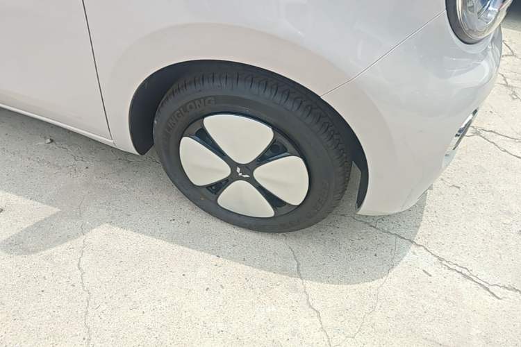 Used Wuling Hongguang MINIEV 2026 Model Fifth Generation, 301km Deluxe Edition Right Front Wheel Hub