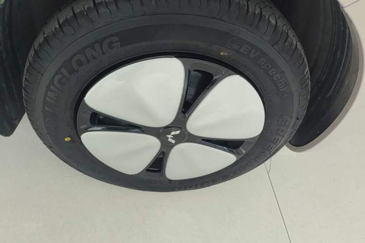 Used Wuling Hongguang MINIEV 2026 Model Fifth Generation, 301km Deluxe Edition Right Front Wheel Hub