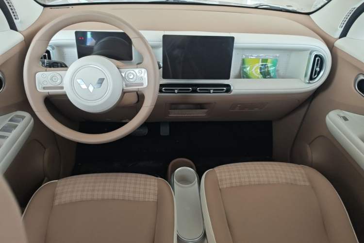 Used Wuling Hongguang MINIEV 2025 High-End Model Center Console