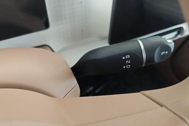 Used Wuling Hongguang MINIEV 2025 High-End Model Gear Lever