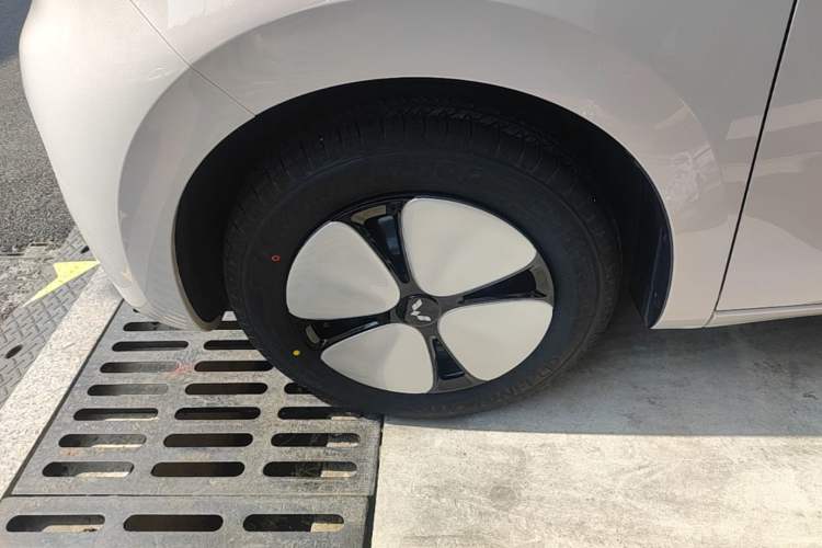 Used Wuling Hongguang MINIEV 2026 Model Fifth Generation, 301km Deluxe Edition Left Front Wheel Hub