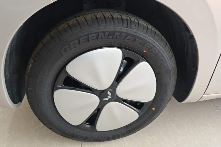 Used Wuling Hongguang MINIEV 2025 High-End Model Left Front Wheel Hub