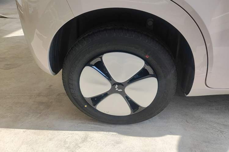Used Wuling Hongguang MINIEV 2026 Model Fifth Generation, 301km Deluxe Edition Right Rear Wheel Hub