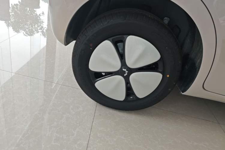 Used Wuling Hongguang MINIEV 2025 High-End Model Right Rear Wheel Hub