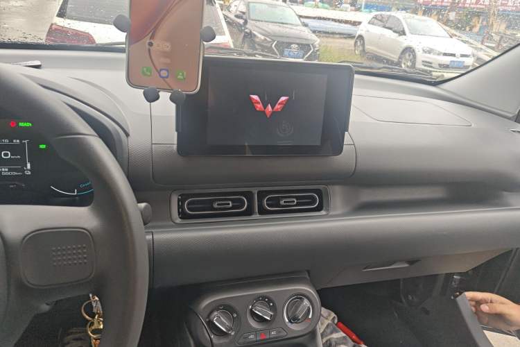 Used Wuling Hongguang New Energy 2025 Extended-Range Hybrid 50 km Standard Version Audio And AC Panel