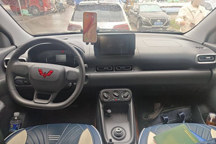 Used Wuling Hongguang New Energy 2025 Extended-Range Hybrid 50 km Standard Version Center Console