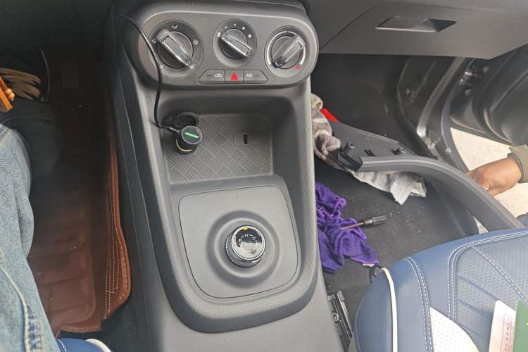 Used Wuling Hongguang New Energy 2025 Extended-Range Hybrid 50 km Standard Version Gear Lever