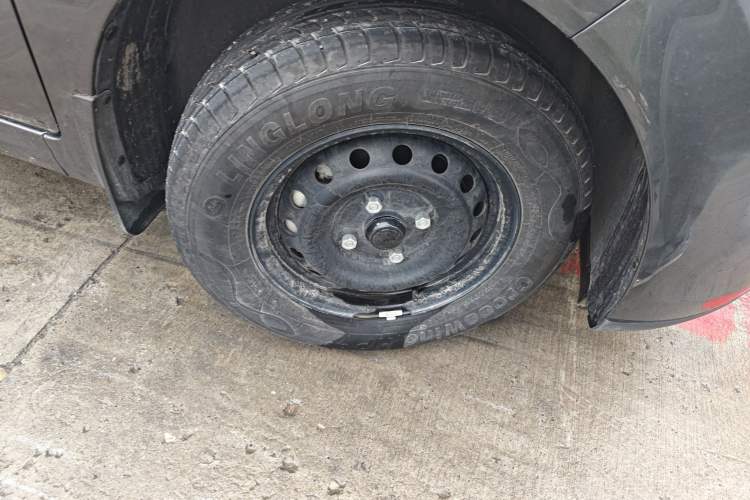 Used Wuling Hongguang New Energy 2025 Extended-Range Hybrid 50 km Standard Version Right Front Wheel Hub