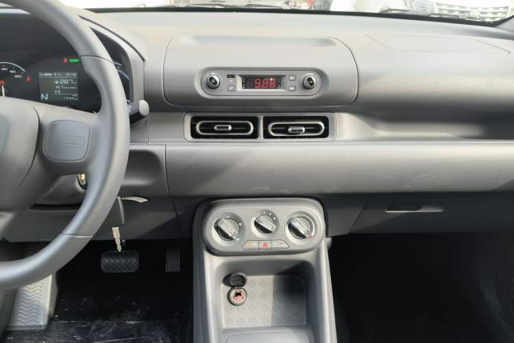 Used Wuling Hongguang New Energy 2024 All-Electric Model 300KM Practical Version Audio And AC Panel