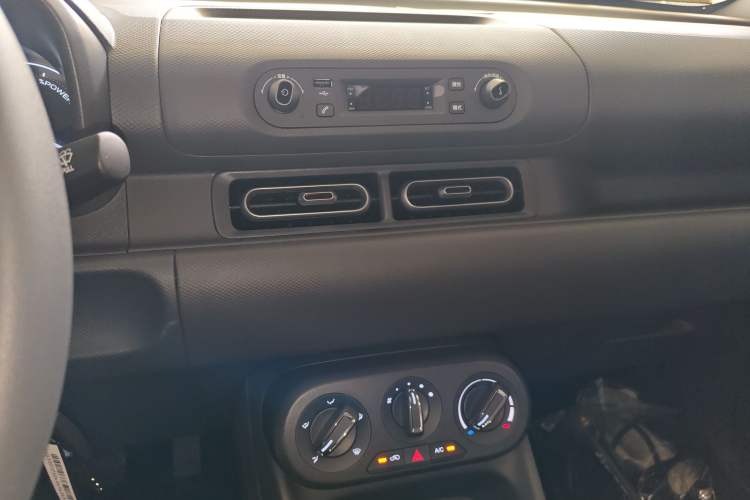 Used Wuling Hongguang New Energy 2024 All-Electric Model 300KM Practical Version Audio And AC Panel
