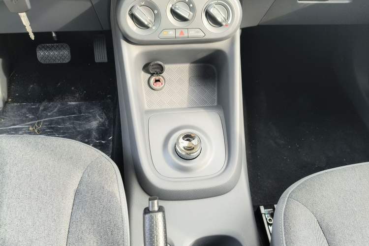 Used Wuling Hongguang New Energy 2024 All-Electric Model 300KM Practical Version Gear Lever