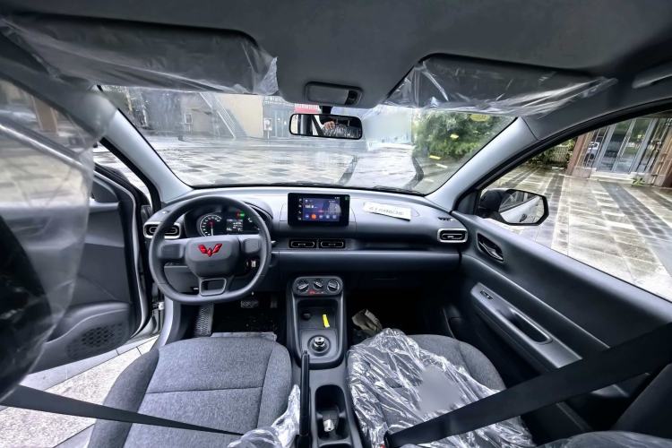 Used Wuling Hongguang New Energy 2024 All-Electric Model 300KM Standard Version Interior 1
