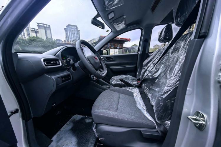 Used Wuling Hongguang New Energy 2024 All-Electric Model 300KM Standard Version Interior 2