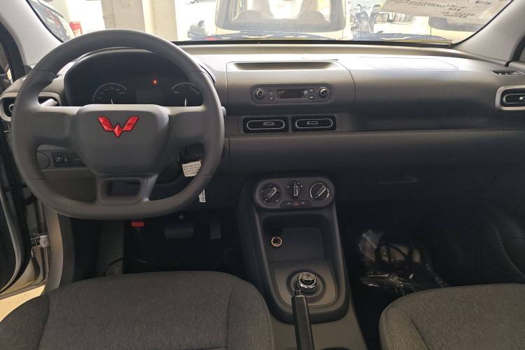Used Wuling Hongguang New Energy 2024 All-Electric Model 300KM Practical Version Interior 2