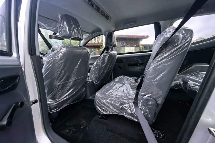 Used Wuling Hongguang New Energy 2024 All-Electric Model 300KM Standard Version Interior 3
