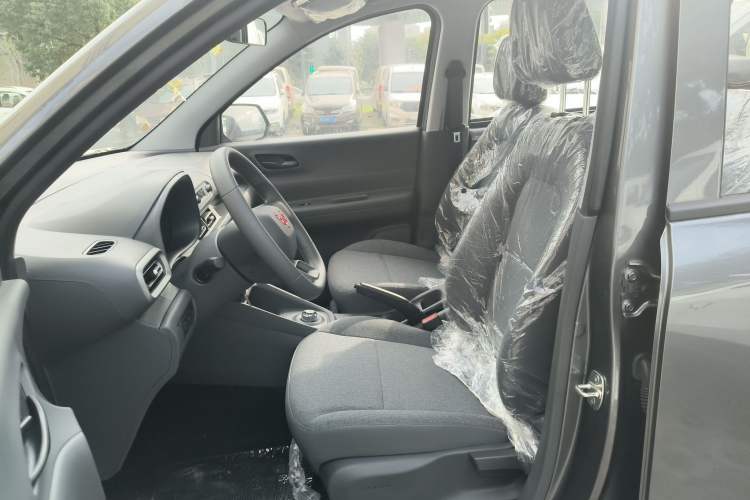 Used Wuling Hongguang New Energy 2024 All-Electric Model 300KM Practical Version Left Front Seat