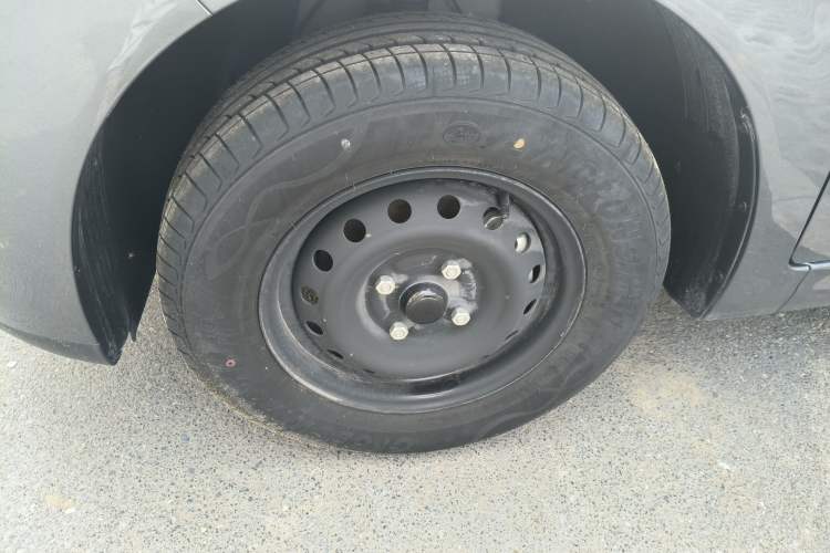Used Wuling Hongguang New Energy 2024 All-Electric Model 300KM Practical Version Left Front Wheel Hub