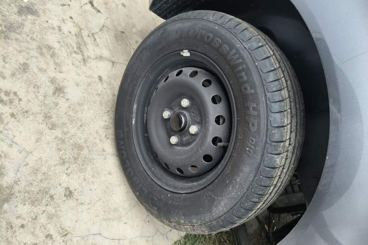 Used Wuling Hongguang New Energy 2024 All-Electric Model 300KM Practical Version Right Rear Wheel Hub