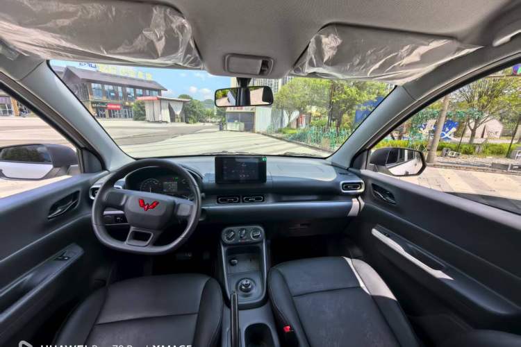 Used Wuling Hongguang New Energy 2024 All-Electric Model 300KM Standard Version Interior 2