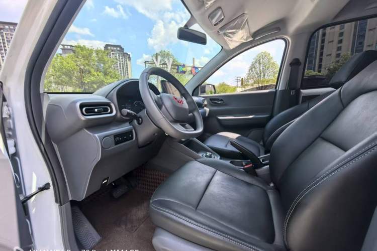 Used Wuling Hongguang New Energy 2024 All-Electric Model 300KM Standard Version Interior 3