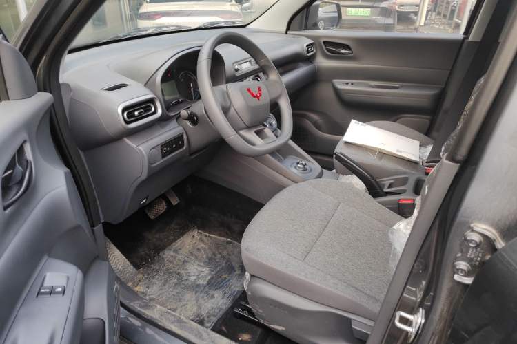 Used Wuling Hongguang New Energy 2024 All-Electric Model 300KM Practical Version Interior 1