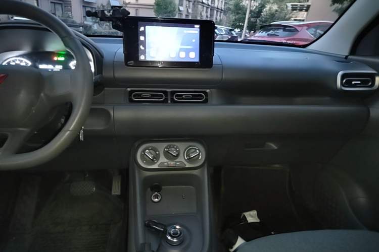 Used Wuling Hongguang New Energy 2024 All-Electric Model 300KM Standard Version Audio And AC Panel