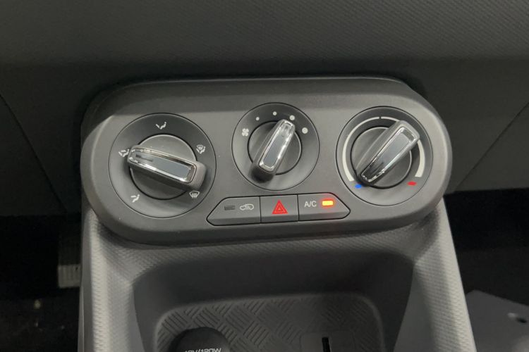 Used Wuling Hongguang New Energy 2024 All-Electric Model 300KM Standard Version Audio And AC Panel