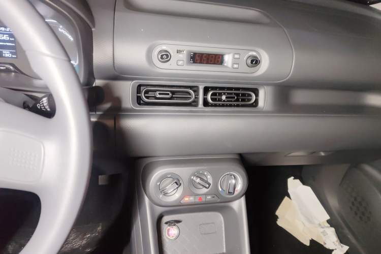 Used Wuling Hongguang New Energy 2024 All-Electric Model 300KM Practical Version Audio And AC Panel