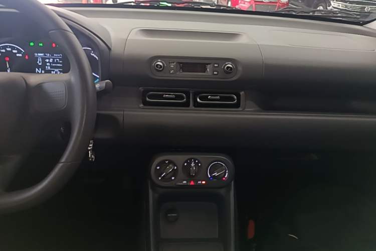 Used Wuling Hongguang New Energy 2024 All-Electric Model 300KM Practical Version Audio And AC Panel