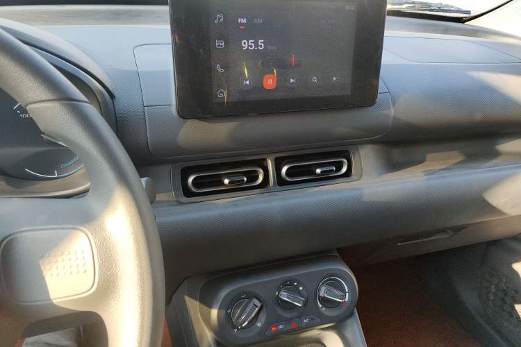 Used Wuling Hongguang New Energy 2024 All-Electric Model 300KM Standard Version Audio And AC Panel