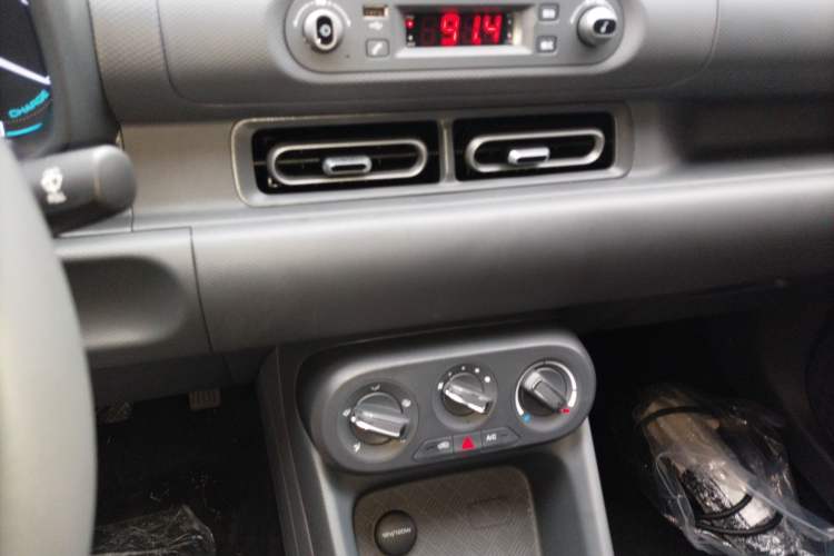 Used Wuling Hongguang New Energy 2024 All-Electric Model 300KM Practical Version Audio And AC Panel