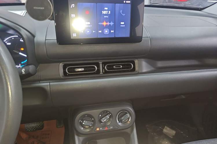Used Wuling Hongguang New Energy 2024 All-Electric Model 300KM Standard Version Audio And AC Panel