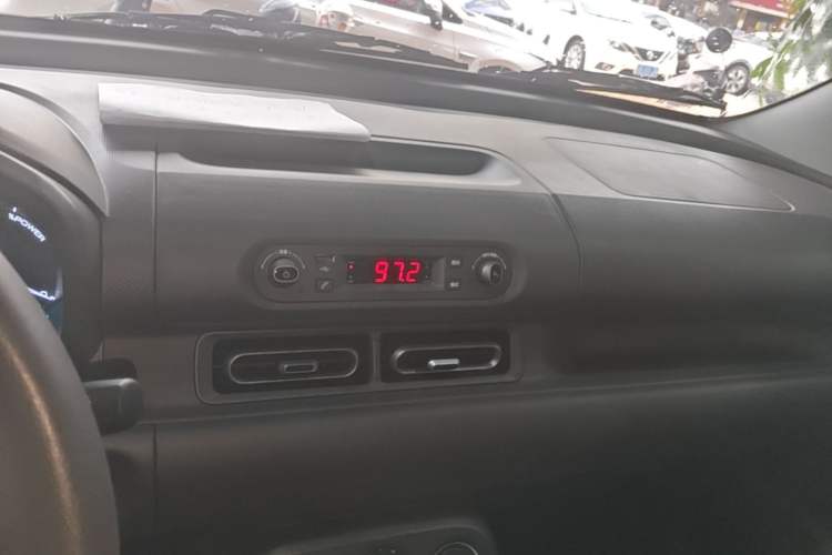 Used Wuling Hongguang New Energy 2024 All-Electric Model 300KM Practical Version Audio And AC Panel