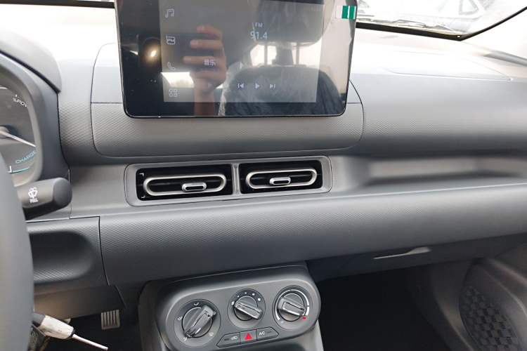 Used Wuling Hongguang New Energy 2024 All-Electric Model 300KM Standard Version Audio And AC Panel