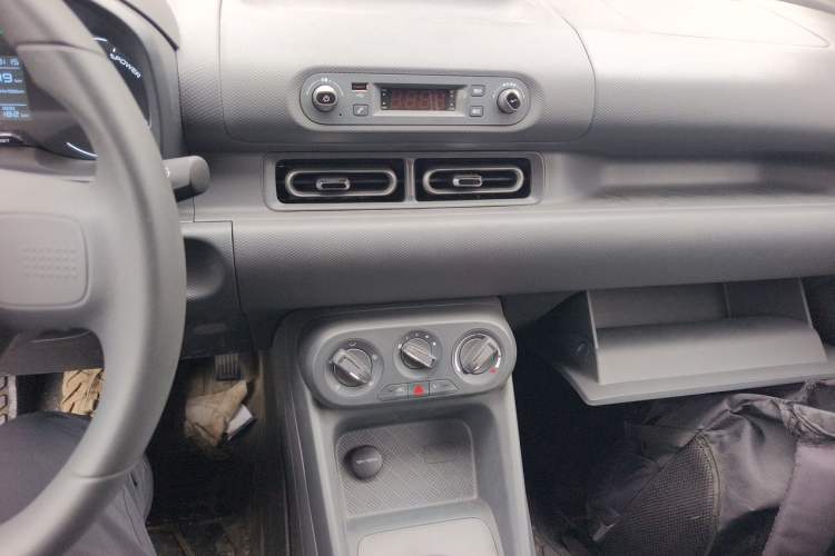 Used Wuling Hongguang New Energy 2024 All-Electric Model 300KM Practical Version Audio And AC Panel