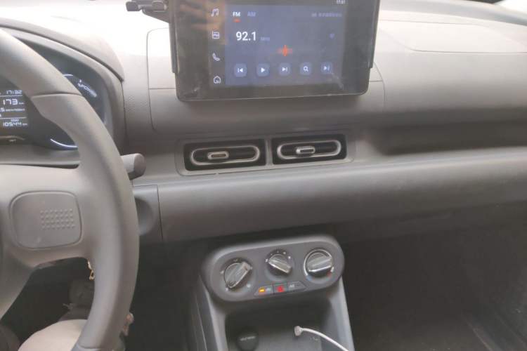 Used Wuling Hongguang New Energy 2024 All-Electric Model 300KM Standard Version Audio And AC Panel