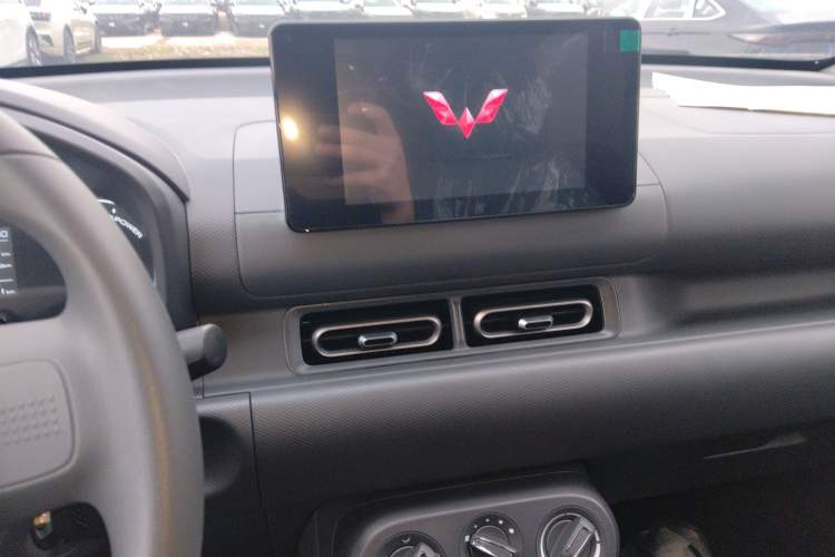Used Wuling Hongguang New Energy 2024 All-Electric Model 300KM Standard Version Audio And AC Panel