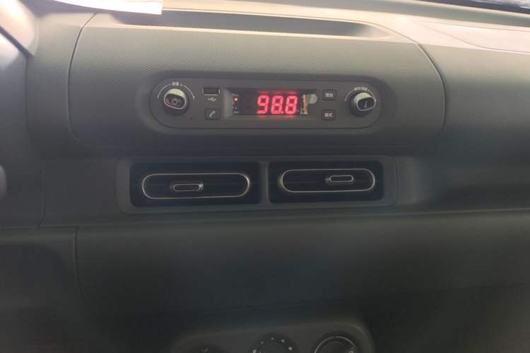 Used Wuling Hongguang New Energy 2024 All-Electric Model 300KM Practical Version Audio And AC Panel