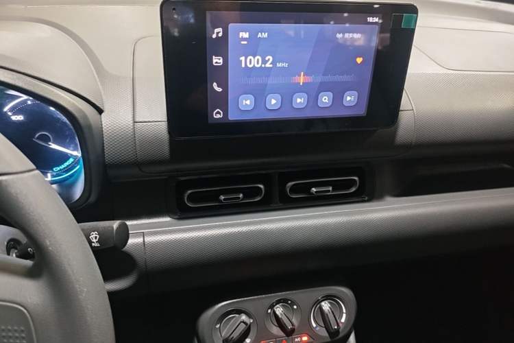 Used Wuling Hongguang New Energy 2024 All-Electric Model 300KM Practical Version Audio And AC Panel