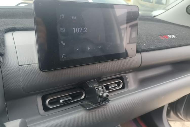 Used Wuling Hongguang New Energy 2024 All-Electric Model 300KM Standard Version Audio And AC Panel