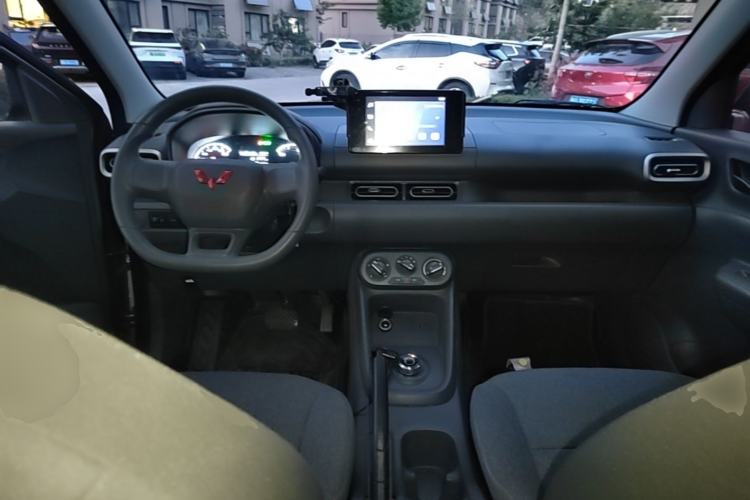 Used Wuling Hongguang New Energy 2024 All-Electric Model 300KM Standard Version Center Console