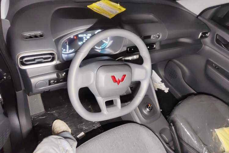Used Wuling Hongguang New Energy 2024 All-Electric Model 300KM Practical Version Center Console